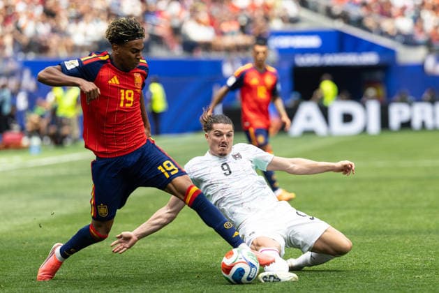 SOCCER - FIFA World Cup, WM, Weltmeisterschaft, Fussball 2026 INGLEWOOD,CALIFORNIA,USA,02.JUL.26 - SOCCER - FIFA World Cup, round of 32, Spain vs Austria. Image shows Lamine Yamal (ESP) and Marcel Sabitzer (AUT).  GEPAxpictures xArminxRauthner