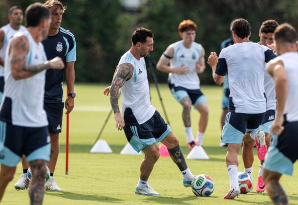 FIFA World Cup, WM, Weltmeisterschaft, Fussball 2026 - Argentina training session Argentina s Lionel Messi (C) attends a training session at the Inter Miami stadium in Fort Lauderdale, Florida, USA, 02 July 2026. Argentina will face Cape Verde on 03 July in a 2026 FIFA World Cup Round of 32 match. FORT LAUDERDALE FLORIDA United States  Copyright: xCRISTOBALxHERRERA-ULASHKEVICHx
