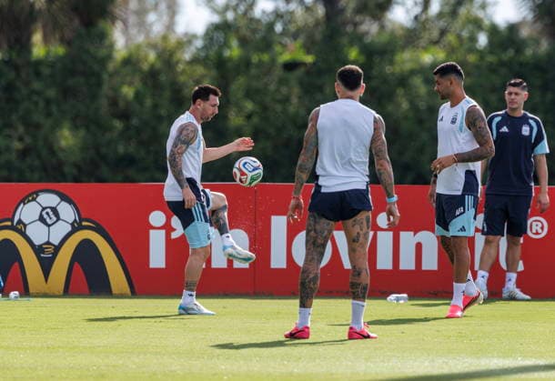 FIFA World Cup, WM, Weltmeisterschaft, Fussball 2026 - Argentina training session Argentina s Lionel Messi (L) attends a training session in Fort Lauderdale, Florida, USA, 02 July 2026. Argentina will face Cape Verde on 03 July in a 2026 FIFA World Cup Round of 32 match. FORT LAUDERDALE FLORIDA United States  Copyright: xCRISTOBALxHERRERA-ULASHKEVICHx
