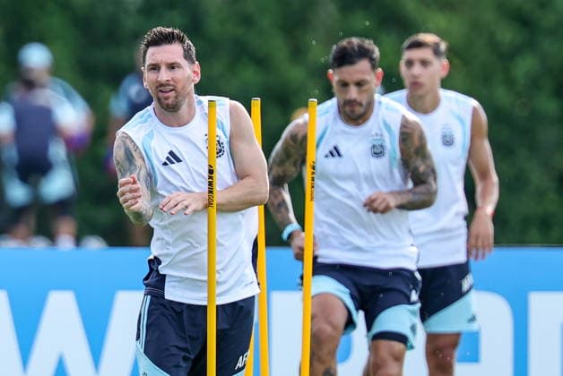 FIFA World Cup, WM, Weltmeisterschaft, Fussball 2026 - Argentina training session Argentina s Lionel Messi (L) attends a training session in Fort Lauderdale, Florida, USA, 02 July 2026. Argentina will face Cape Verde on 03 July in a 2026 FIFA World Cup Round of 32 match. FORT LAUDERDALE FLORIDA United States  Copyright: xCRISTOBALxHERRERA-ULASHKEVICHx