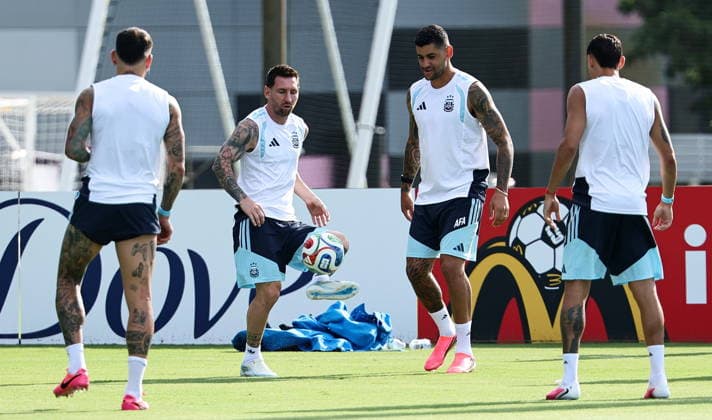 FIFA World Cup, WM, Weltmeisterschaft, Fussball 2026 - Argentina training session Argentina s Lionel Messi (C) attends a training session in Fort Lauderdale, Florida, USA, 02 July 2026. Argentina will face Cape Verde on 03 July in a 2026 FIFA World Cup Round of 32 match. FORT LAUDERDALE FLORIDA United States  Copyright: xCRISTOBALxHERRERA-ULASHKEVICHx