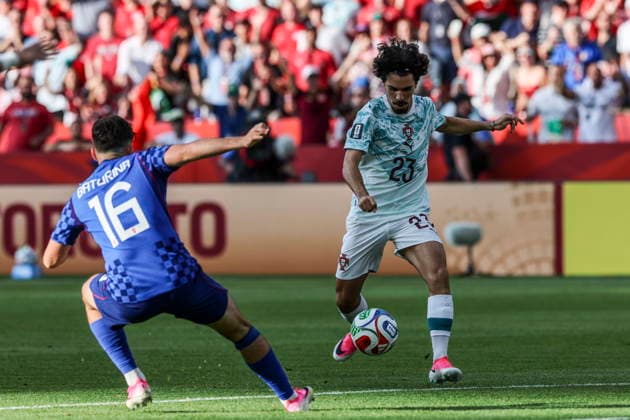 FIFA World Cup, WM, Weltmeisterschaft, Fussball 2026 - Round of 32 - Portugal vs Croatia Portugal s Vitinha (R) in action against Croatia s Martin Baturina during the FIFA World Cup 2026 Round of 32 match Portugal against Croatia, in Toronto, Canada, 02 July 2026. Palm Beach Florida United States  Copyright: xMIGUELxA.xLOPESx