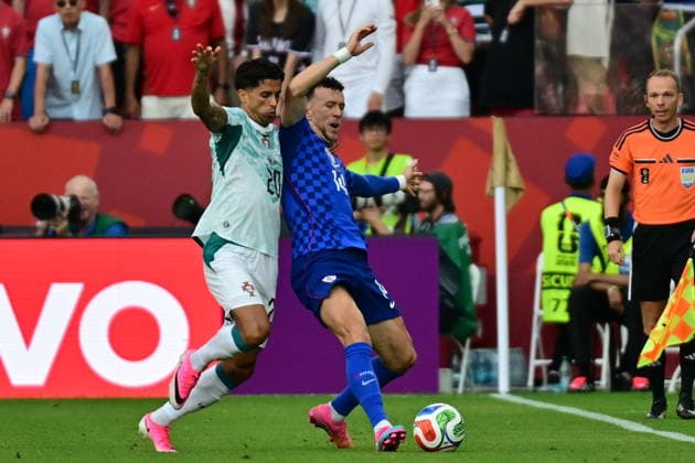 FIFA World Cup, WM, Weltmeisterschaft, Fussball 2026 - Round of 32 - Portugal vs Croatia Joao Cancelo of Portugal (L) in action against Ivan Perisic of Croatia (R) during the FIFA World Cup 2026 Round of 32 match Portugal against Croatia, in Toronto, Canada, 02 July 2026. TORONTO Canada  Copyright: xEDUARDOxLIMAx