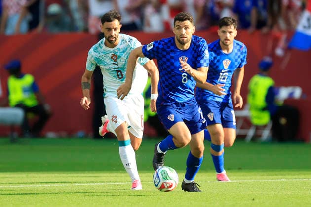 Bruno Fernandes (L) of Portugal vies for the ball with Mateo Kovacic of Croatia during the FIFA World Cup, WM, Weltmeisterschaft, Fussball 2026 Round of 32 match Portugal against Croatia at the BMO field Stadium in Toronto, Canada, 02 July 2026. FIFA World Cup 2026 - Round of 32 - Portugal vs Croatia !ACHTUNG: NUR REDAKTIONELLE NUTZUNG!  Copyright: xBienvenidoxVelascox GR5023 20260702-55020782726_1