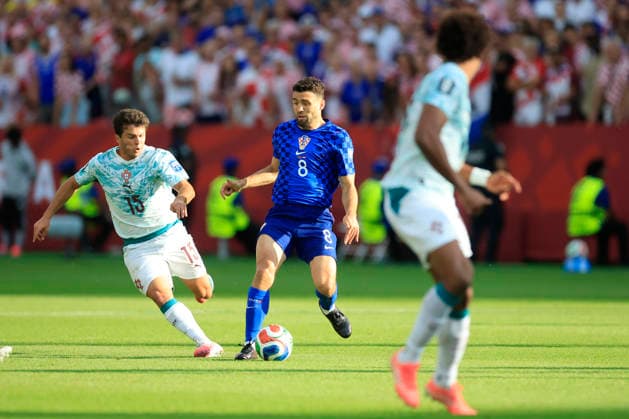 Joao Neves (L) of Portugal vies for the ball with Mateo Kovacic of Croatia during the FIFA World Cup, WM, Weltmeisterschaft, Fussball 2026 Round of 32 match Portugal against Croatia at the BMO field Stadium in Toronto, Canada, 02 July 2026. FIFA World Cup 2026 - Round of 32 - Portugal vs Croatia !ACHTUNG: NUR REDAKTIONELLE NUTZUNG!  Copyright: xBienvenidoxVelascox GR5024 20260702-55020782727_1