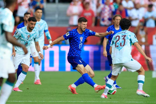 Vitinha (R) of Portugal vies for the ball with Petar Sucic of Croatia during the FIFA World Cup, WM, Weltmeisterschaft, Fussball 2026 Round of 32 match Portugal against Croatia at the BMO field Stadium in Toronto, Canada, 02 July 2026. FIFA World Cup 2026 - Round of 32 - Portugal vs Croatia !ACHTUNG: NUR REDAKTIONELLE NUTZUNG!  Copyright: xBienvenidoxVelascox GR5028 20260702-55020782731_1