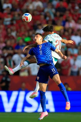 Joao Cancelo (R) of Portugal vies for the ball with Ante Budimir of Croatia during the FIFA World Cup, WM, Weltmeisterschaft, Fussball 2026 Round of 32 match Portugal against Croatia at the BMO field Stadium in Toronto, Canada, 02 July 2026. FIFA World Cup 2026 - Round of 32 - Portugal vs Croatia !ACHTUNG: NUR REDAKTIONELLE NUTZUNG!  Copyright: xBienvenidoxVelascox GR5034 20260702-55020782740_1