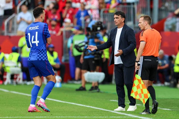 Portugal v Croatia: Round Of 32 - FIFA World Cup, WM, Weltmeisterschaft, Fussball 2026 Head Coach of Croatia Zlatko Dalic gives instructions to Ivan Perisic of Croatia during the FIFA World Cup 2026 Round Of 32 match between Portugal and Croatia at Toronto Stadium on July 2, 2026 in Toronto, Canada.  SanjinxStrukic PIXSELL