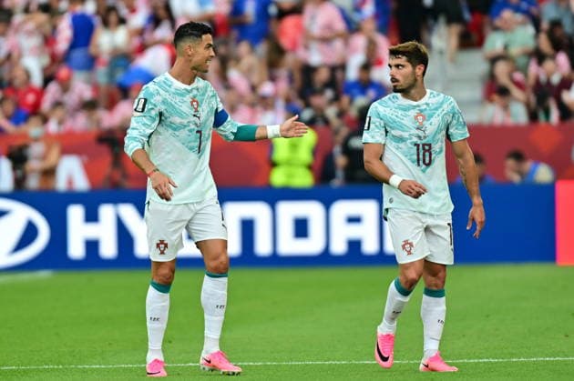 FIFA World Cup, WM, Weltmeisterschaft, Fussball 2026 - Round of 32 - Portugal vs Croatia Cristiano Ronaldo (L) and Pedro Neto (R) of Portugal talk as they walk for the first hydration break during the FIFA World Cup 2026 Round of 32 match Portugal against Croatia, in Toronto, Canada, 02 July 2026. TORONTO Canada  Copyright: xEDUARDOxLIMAx