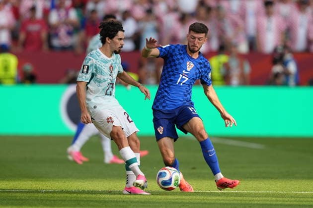 Portugal v Croatia - FIFA World Cup, WM, Weltmeisterschaft, Fussball 2026 - Round of 32 TORONTO, CANADA - JULY 02: Vitinha (L) of Portugal in action against Petar Sucic (17) of Croatia during the 2026 FIFA World Cup First Stage Group I match between Portugal and Croatia at Toronto Stadium (BMO Field) in Toronto, Ontario, Canada on July 02, 2026. Mert Alper Dervis Anadolu Ontario Canada. Editorial use only. Please get in touch for any other usage.  Copyright: x2026xAnadoluxMertxAlperxDervisx