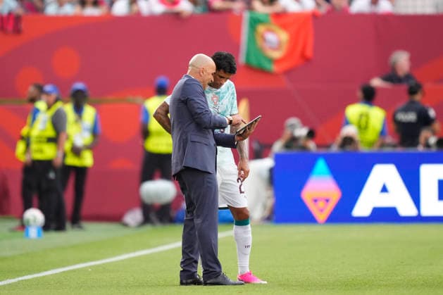 Portugal v Croatia: Round Of 32 - FIFA World Cup, WM, Weltmeisterschaft, Fussball 2026 Roberto Martinez, head coach of Portugal, talk to Joao Cancelo of Portugal during the FIFA World Cup 2026 Round Of 32 match between Portugal and Croatia at Toronto Stadium on July 02, 2026 in Toronto, Ontario. Toronto ON Canada  Copyright: xJosexBretonx originalFilename:bretonhernandez-portugal260702_npizx.jpg