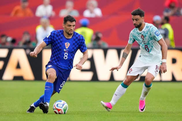 Portugal v Croatia: Round Of 32 - FIFA World Cup, WM, Weltmeisterschaft, Fussball 2026 Bruno Fernandes of Portugal and Mateo Kovacic of Croatia compete for the ball during the FIFA World Cup 2026 Round Of 32 match between Portugal and Croatia at Toronto Stadium on July 02, 2026 in Toronto, Ontario. Toronto ON Canada  Copyright: xJosexBretonx originalFilename:bretonhernandez-portugal260702_npVte.jpg