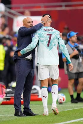Portugal v Croatia: Round Of 32 - FIFA World Cup, WM, Weltmeisterschaft, Fussball 2026 Cristiano Ronaldo of Portugal greets Roberto Martinez, head coach of Portugal during the FIFA World Cup 2026 Round Of 32 match between Portugal and Croatia at Toronto Stadium on July 02, 2026 in Toronto, Ontario. Toronto ON Canada  Copyright: xJosexBretonx originalFilename:bretonhernandez-portugal260702_npe8C.jpg