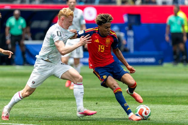 July 2, 2026, Los Angeles, California, USA: SpainÃ¢â‚¬â ¢s Lamine Yamal (19) and Austria s Nicolas Seiwald (6) vie for the ball during the FIFA World Cup, WM, Weltmeisterschaft, Fussball Round of 32 soccer match at SoFi Stadium in Inglewood, Calif., Thursday, July 2, 2026. World Cup 2026: Spain 3:0 Austria  - ZUMAc68_ 20260702_zaf_c68_114 Copyright: xRingoxChiux
