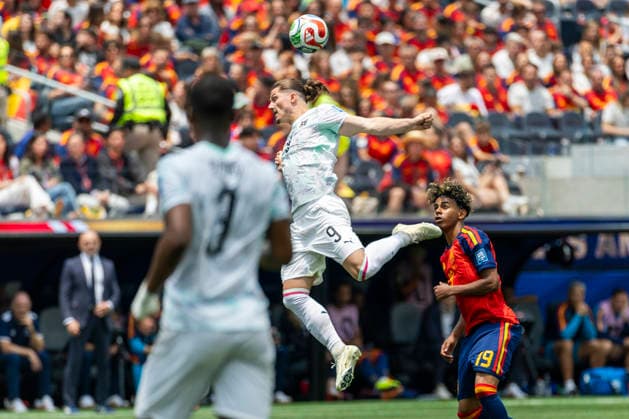 July 2, 2026, Los Angeles, California, USA: Austria s Marcel Sabitzer (9) heads the ball away from SpainÃ¢â‚¬â ¢s Lamine Yamal (19) during the FIFA World Cup, WM, Weltmeisterschaft, Fussball Round of 32 soccer match at SoFi Stadium in Inglewood, Calif., Thursday, July 2, 2026. World Cup 2026: Spain 3:0 Austria  - ZUMAc68_ 20260702_zaf_c68_115 Copyright: xRingoxChiux