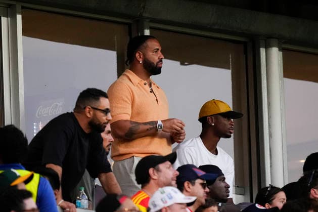 Portugal v Croatia: Round Of 32 - FIFA World Cup, WM, Weltmeisterschaft, Fussball 2026 Rapper Drake is seen during the FIFA World Cup 2026 Round Of 32 match between Portugal and Croatia at Toronto Stadium on July 02, 2026 in Toronto, Ontario. Toronto ON Canada  Copyright: xJosexBretonx originalFilename:bretonhernandez-portugal260702_np5k0.jpg