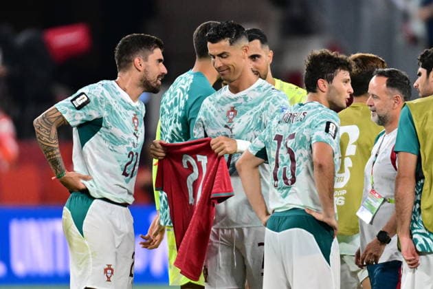 FIFA World Cup, WM, Weltmeisterschaft, Fussball 2026 - Round of 32 - Portugal vs Croatia Cristiano Ronaldo of Portugal (C), puts on the shirt of his late teammate Diogo Jota, with his teammates to greet supporters after winning the FIFA World Cup 2026 Round of 32 match Portugal against Croatia, in Toronto, Canada, 02 July 2026. TORONTO Canada  Copyright: xEDUARDOxLIMAx
