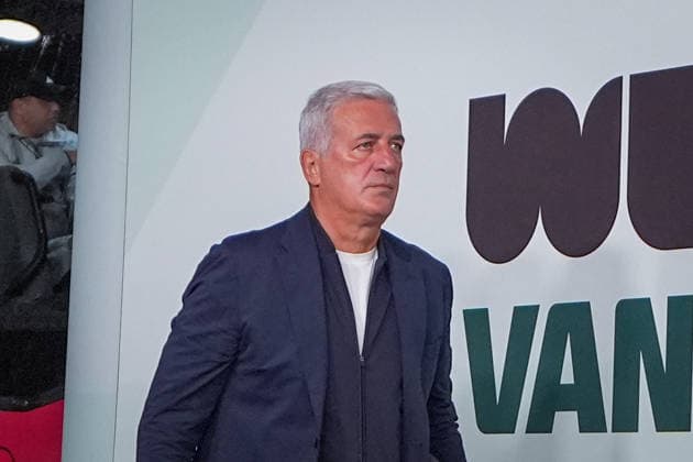 Kanada: Fußball FIFA World Cupl 2026 Sechzehntelfinale - Schweiz vs Algerien - BC Place Vancouver: Ankunft Mannschaftsbus Team Algerien mit Vladimir PetkoviÄ‡ Vladimir Petkovic (Trainer Algerien) *** Canada Soccer 2026 FIFA World Cup Round of 32 Switzerland vs. Algeria BC Place, Vancouver Arrival of the Algeria team bus with Vladimir Petkovic, Algeria s head coach Copyright: xJOERANxSTEINSIEKx