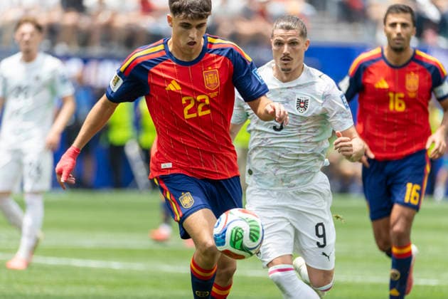 Spain Vs Austria in Los Angeles, USA - 02 Jul 2026 Spain’s Pau Cubarsi (22) and Austria s Marcel Sabitzer (9) seen in action during the FIFA World Cup, WM, Weltmeisterschaft, Fussball Round of 32 soccer match between Spain and Austria.in Inglewood. Final score; Spain 3:0 Austria Los Angeles United States Copyright: xRingoxChiux xSOPAxImagesx 20260702RC.FIFA044