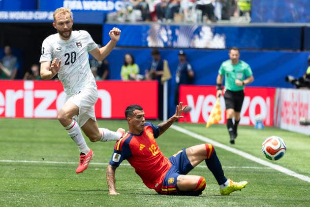 Spain Vs Austria in Los Angeles, USA - 02 Jul 2026 Austria s Konrad Laimer (20) and Spain’s Pedro Porro (12) seen in action during the FIFA World Cup, WM, Weltmeisterschaft, Fussball Round of 32 soccer match between Spain and Austria.in Inglewood. Final score; Spain 3:0 Austria Los Angeles United States Copyright: xRingoxChiux xSOPAxImagesx 20260702RC.FIFA068