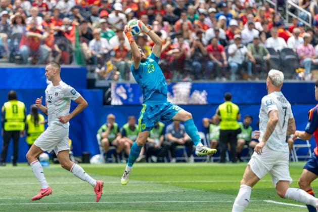Spain Vs Austria in Los Angeles, USA - 02 Jul 2026 Spain goalkeeper Unai Simon (23) and Austria s Sasa Kalajdzic (14) seen in action during the FIFA World Cup, WM, Weltmeisterschaft, Fussball Round of 32 soccer match between Spain and Austria.in Inglewood. Final score; Spain 3:0 Austria Los Angeles United States Copyright: xRingoxChiux xSOPAxImagesx 20260702RC.FIFA096