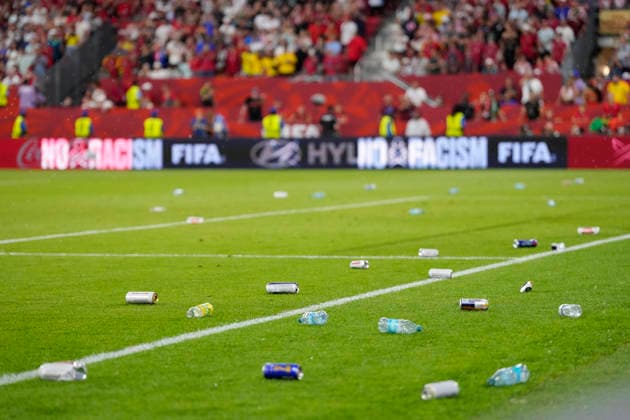Portugal v Croatia: Round Of 32 - FIFA World Cup, WM, Weltmeisterschaft, Fussball 2026 Croatia supporters throw bottles onto the pitch during the FIFA World Cup 2026 Round Of 32 match between Portugal and Croatia at Toronto Stadium on July 02, 2026 in Toronto, Ontario. Toronto ON Canada  Copyright: xJosexBretonx originalFilename:bretonhernandez-portugal260702_npdJP.jpg