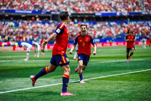 Spain vs Austria - FIFA World Cup, WM, Weltmeisterschaft, Fussball 2026 - 02 07 2026 Mikel Oyarzabal of Spain (L) celebrates his goal with Pablo Gavi of Spain (R) during the FIFA World Cup 2026 round of 32 match between Spain and Austria at Los Angeles Stadium on July 2, 2026 in Inglewood, California, Estados Unidos Inglewood Estados Unidos Copyright: xPGSxPhotoxAgencyx