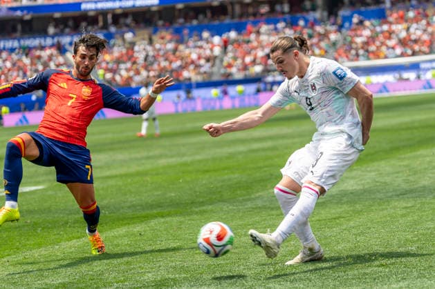 July 2, 2026, Los Angeles, United States: Austria s Marcel Sabitzer (9) and Spain™s Ferran Torres (7) seen in action during the FIFA World Cup, WM, Weltmeisterschaft, Fussball Round of 32 soccer match between Spain and Austria.in Inglewood. Final score; Spain 3:0 Austria Los Angeles United States - ZUMAs197 20260702_aaa_s197_282 Copyright: xRingoxChiux