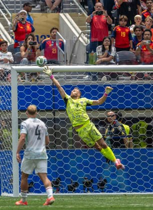 July 2, 2026, Inglewood, California, USA: Austrian goalkeeper ALEXANDER SHALAGER blocks a shot by Spain during a World Cup match at Los Angeles Stadium. Spain won the match 3-0. Inglewood USA - ZUMAh234 20260702_zsp_h234_011 Copyright: xMarkxEdwardxHarrisx