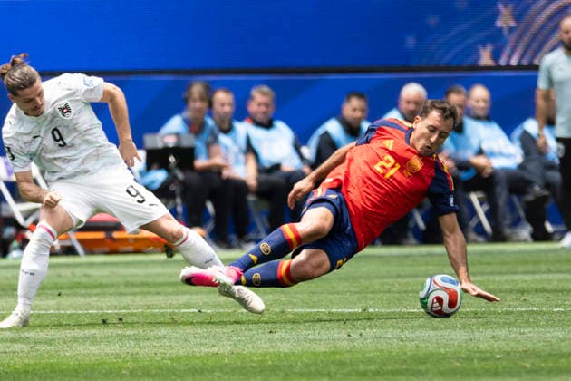 July 2, 2026, Los Angeles, United States: Spain™s Mikel Oyarzabal (21) and Austria s Marcel Sabitzer (9) seen in action during the FIFA World Cup, WM, Weltmeisterschaft, Fussball Round of 32 soccer match between Spain and Austria.in Inglewood. Final score; Spain 3:0 Austria Spain Vs Austria In Los Angeles, USA - 02 Jul 2026  - ZUMAs197 20260702_aaa_s197_285 Copyright: xRingoxChiux