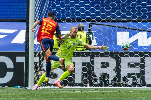 July 2, 2026, Los Angeles, United States: Spain™s Pedro Porro (12) and Austria goalkeeper Alexander Schlager (1) seen in action during the FIFA World Cup, WM, Weltmeisterschaft, Fussball Round of 32 soccer match between Spain and Austria.in Inglewood. Final score; Spain 3:0 Austria Spain Vs Austria In Los Angeles, USA - 02 Jul 2026  - ZUMAs197 20260702_aaa_s197_302 Copyright: xRingoxChiux
