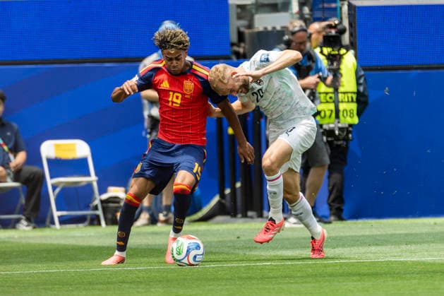 July 2, 2026, Los Angeles, United States: Spain™s Lamine Yamal (19) and Austria s Konrad Laimer (20) seen in action during the FIFA World Cup, WM, Weltmeisterschaft, Fussball Round of 32 soccer match between Spain and Austria.in Inglewood. Final score; Spain 3:0 Austria Los Angeles United States - ZUMAs197 20260702_aaa_s197_299 Copyright: xRingoxChiux