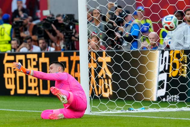 July 2, 2026, Toronto, On, CANADA: Portugal s Cristiano Ronaldo s (7) penalty shot goes in past Croatia goalkeeper Dominik Livakovic (1) during the second half of a World Cup round of 32 soccer match, in Toronto on Thursday, July 2, 2026. Canada News - July 2, 2026  - ZUMAc35_ 20260702_zaf_c35_169 Copyright: xFrankxGunnx