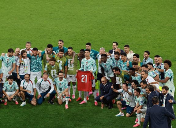 (260703) -- TORONTO, July 3, 2026 -- Players of Portugal pose for group photos with a jersey in memory of former player Diogo Jota ahead of the one year anniversary of his death after winning the round of 32 match between Portugal and Croatia at the 2026 FIFA World Cup, WM, Weltmeisterschaft, Fussball at Toronto Stadium in Toronto, Canada, July 2, 2026. (Photo by Xinhua) (SP)CANADA-TORONTO-FOOTBALL-FIFA WORLD CUP-ROUND OF 32-POR VS CRO YangxShu 