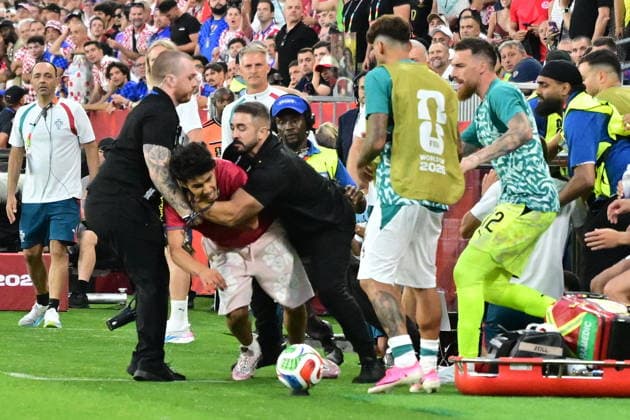 FIFA World Cup, WM, Weltmeisterschaft, Fussball 2026 - Round of 32 - Portugal vs Croatia Security personnel stop a pitch invader during the FIFA World Cup 2026 Round of 32 match Portugal against Croatia, in Toronto, Canada, 02 July 2026. TORONTO Canada  Copyright: xEDUARDOxLIMAx