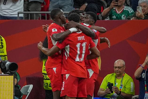 Kanada: Fußball FIFA World Cup, WM, Weltmeisterschaft, Fussball 2026 Sechzehntelfinale - Schweiz vs Algerien - BC Place Stadium Vancouver: Tor und Torjubel zum 1:0 durch Breel Embolo (Schweiz, 7) Freude, Emotionen, Jubel *** Canada Soccer 2026 FIFA World Cup Round of 32 Switzerland vs. Algeria BC Place Stadium, Vancouver Goal and celebration of the 1–0 score by Breel Embolo (Switzerland), 7 Joy, emotions, celebration Copyright: xJOERANxSTEINSIEKx