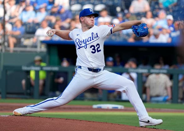 July 02, 2026: Kansas City Royals starting pitcher Stephen Kolek (32) delivers a pitch in the 1st inning against the Rays at Kauffman Stadium Kansas City, Missouri. CSM. MLB, Baseball Herren, USA 2026; Rays Vs Royals July 2nd  - ZUMAc04_ 20260702_zma_c04_047 Copyright: xJonxRobichaudx