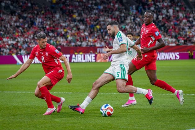 Kanada: Fußball FIFA World Cup, WM, Weltmeisterschaft, Fussball 2026 Sechzehntelfinale - Schweiz vs Algerien - BC Place Stadium Vancouver: Rayan AÃ¯t-Nouri Rayan Ait-Nouri (Algerien 15) am Ball mit Remo Freuler (Schweiz, 8) *** Canada Soccer 2026 FIFA World Cup Round of 32 Switzerland vs. Algeria BC Place Stadium, Vancouver Rayan Aït Nouri Rayan Ait Nouri Algeria 15 in possession with Remo Freuler Switzerland, 8 Copyright: xJOERANxSTEINSIEKx