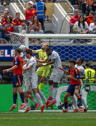 July 2, 2026, Inglewood, California, USA: Austrian goalkeeper ALEXANDER SHALAGER blocks a shot by Spain s AYMERIC LAPORTE during a World Cup match at Los Angeles Stadium. Spain won the match 3-0. WORLD CUP 2026 Spain 3:0 Austria  - ZUMAh234 20260702_zsp_h234_024 Copyright: xMarkxEdwardxHarrisx