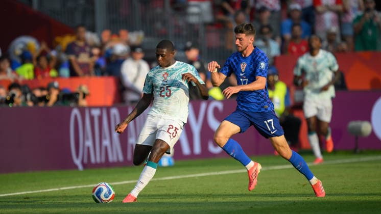 July 2, 2026, Toronto, Ontario, Canada: Nuno Mendes ( 25) of Portugal moves the ball up the wing under pressure from Petar SuÄiÄ‡ ( 17) of Croatia during the 2026 FIFA World Cup, WM, Weltmeisterschaft, Fussball Round of 32 match between Portugal and Croatia at Toronto Stadium. Toronto Canada - ZUMAv136 20260702_zsp_v136_014 Copyright: xJeffxVoganx