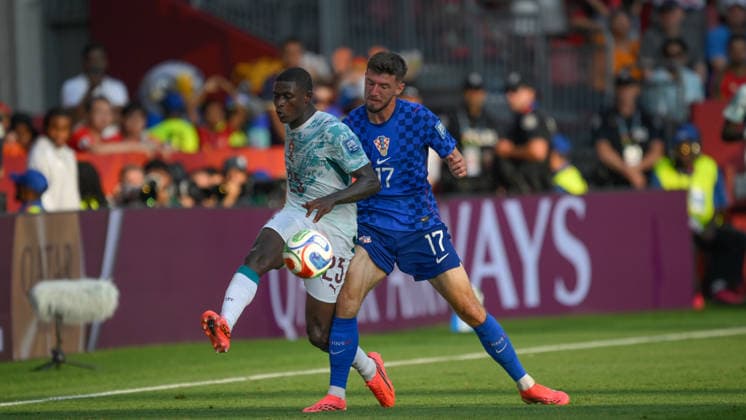 July 2, 2026, Toronto, Ontario, Canada: Petar SuÄiÄ‡ ( 17) of Croatia tackles Vitinha ( 23) of Portugal during the 2026 FIFA World Cup, WM, Weltmeisterschaft, Fussball Round of 32 match between Portugal and Croatia at Toronto Stadium. Toronto Canada - ZUMAv136 20260702_zsp_v136_015 Copyright: xJeffxVoganx