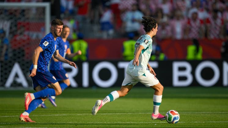 July 2, 2026, Toronto, Ontario, Canada: Vitinha ( 23) of Portugal advances the attack as he is pursued by Petar SuÄiÄ‡ ( 17) of Croatia during the 2026 FIFA World Cup, WM, Weltmeisterschaft, Fussball Round of 32 match between Portugal and Croatia at Toronto Stadium. Toronto Canada - ZUMAv136 20260702_zsp_v136_018 Copyright: xJeffxVoganx