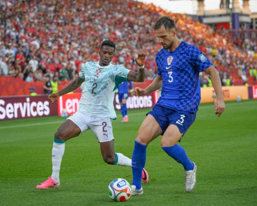 July 2, 2026, Toronto, Ontario, Canada: Marin PongraÄiÄ‡ ( 3) of Croatia protects the ball while pursued by NÃ lson Semedo ( 2) of Portugal during the 2026 FIFA World Cup, WM, Weltmeisterschaft, Fussball Round of 32 match between Portugal and Croatia at Toronto Stadium. Sports News - July 2, 2026  - ZUMAv136 20260702_zsp_v136_022 Copyright: xJeffxVoganx
