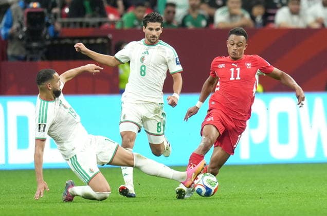 FIFA World Cup, WM, Weltmeisterschaft, Fussball 2026 - Round of 32 - Switzerland vs Algeria Dan Ndoye (R) of Switzerland in action against Nabil Bentaleb (L) and Houssem Aouar of Algeria during the FIFA World Cup 2026 Round of 32 match Switzerland against Algeria, in Vancouver, Canada, 02 July 2026. VANCOUVER Canada  Copyright: xBOBxFRIDx