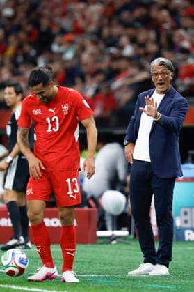 FIFA World Cup, WM, Weltmeisterschaft, Fussball 2026 - Round of 32 - Switzerland vs Algeria Switzerland s head coach Murat Yakin (R) gives instructions from the sideline during the 2026 FIFA World Cup round of 32 soccer match between Switzerland and Algeria at BC Place stadium in Vancouver, Canada, 02 July 2026. Vancouver Canada  Copyright: xPETERxKLAUNZERx