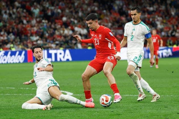 FIFA World Cup, WM, Weltmeisterschaft, Fussball 2026 - Round of 32 - Switzerland vs Algeria Algeria s Ramy Bensebaini (L) and Aissa Mandi (R) challenge Switzerland s Zeki Amdouni (C) during the 2026 FIFA World Cup round of 32 soccer match between Switzerland and Algeria at BC Place stadium in Vancouver, Canada, 02 July 2026. Vancouver Canada  Copyright: xPETERxKLAUNZERx