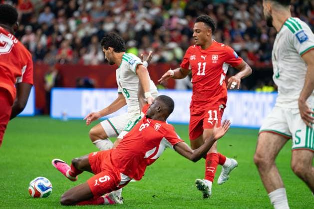 VANCOUVER, CANADA - JULY 2: Denis Zakaria of Switzerland dives for the ball and slides during the FIFA World Cup, WM, Weltmeisterschaft, Fussball 2026 Round of 32 match between Switzerland and Algeria at BC Place Vancouver Stadium on July 2, 2026 in Vancouver, British Columbia, Canada.  Copyright: xAmyxElle SPPx Sportspressphoto_SPR183442