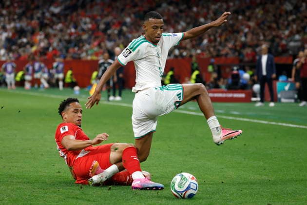 FIFA World Cup, WM, Weltmeisterschaft, Fussball 2026 - Round of 32 - Switzerland vs Algeria Switzerland s Noah Okafor (L) and Algeria s Rafik Belghali in action during the World Cup round of 32 soccer match between Switzerland and Algeria at the BC Place stadium in Vancouver, Canada, 02 July 2026. Vancouver Canada  Copyright: xPETERxKLAUNZERx