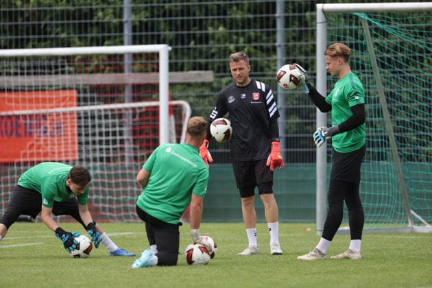 020126 Halle Saale Sachsen Anhalt Leuna Chemie Stadion Fußball Hallescher FC Halle HFC Regionalliga Nordost 4. Liga Männer Saison 2026 2027 Training Sven Müller Torwarttrainer Luca Bendel HFC Torwart U19 Moritz Schulze Torwart (HFC) (HFC) *** 020126 Halle, Saale, Saxony-Anhalt, Leuna, Chemistry, Stadium, Sports, Soccer, Hallescher FC (Halle), HFC, Northeast Regional League, 4th Division, Men, 2026–2027 Season, Practice, Sven Müller, Goalkeeper Coach, Luca Bendel, HFC U19 Goalkeeper, Moritz Schulze, HFC Goalkeeper, HFC