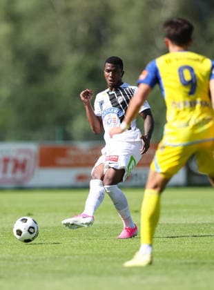 SOCCER - Sturm vs Kosice, test match IRDNING,AUSTRIA,03.JUL.26 - SOCCER - ADMIRAL Bundesliga, Nike liga, SK Sturm Graz vs FC Kosice, test match. Image shows Jeyland Mitchell (Sturm) and Roman Cerepkai (Kosice).  GEPAxpictures xHaraldxSteiner